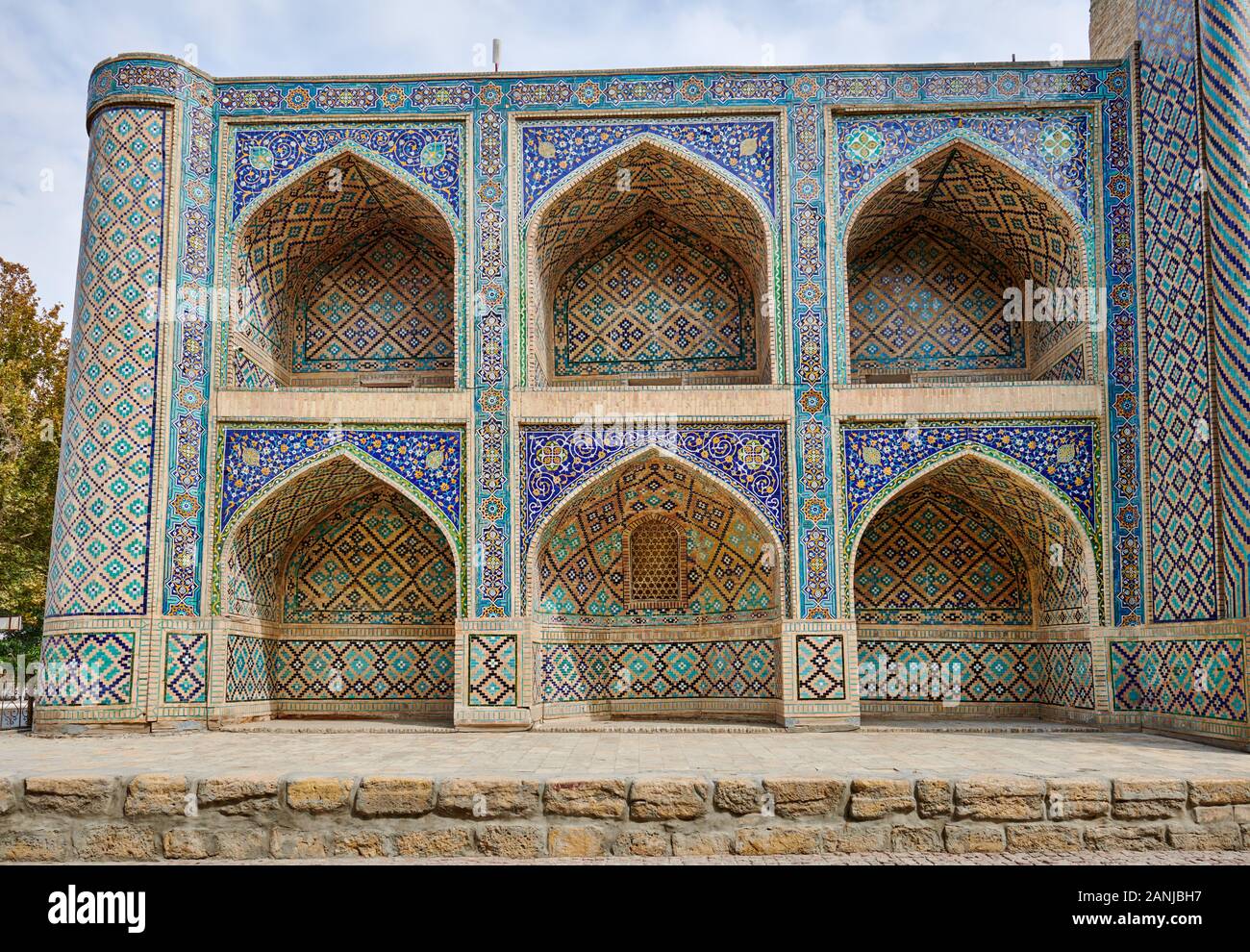 Splendidamente decorate Nadir Divan Begi madrasa, Bukhara, Uzbekistan in Asia centrale Foto Stock