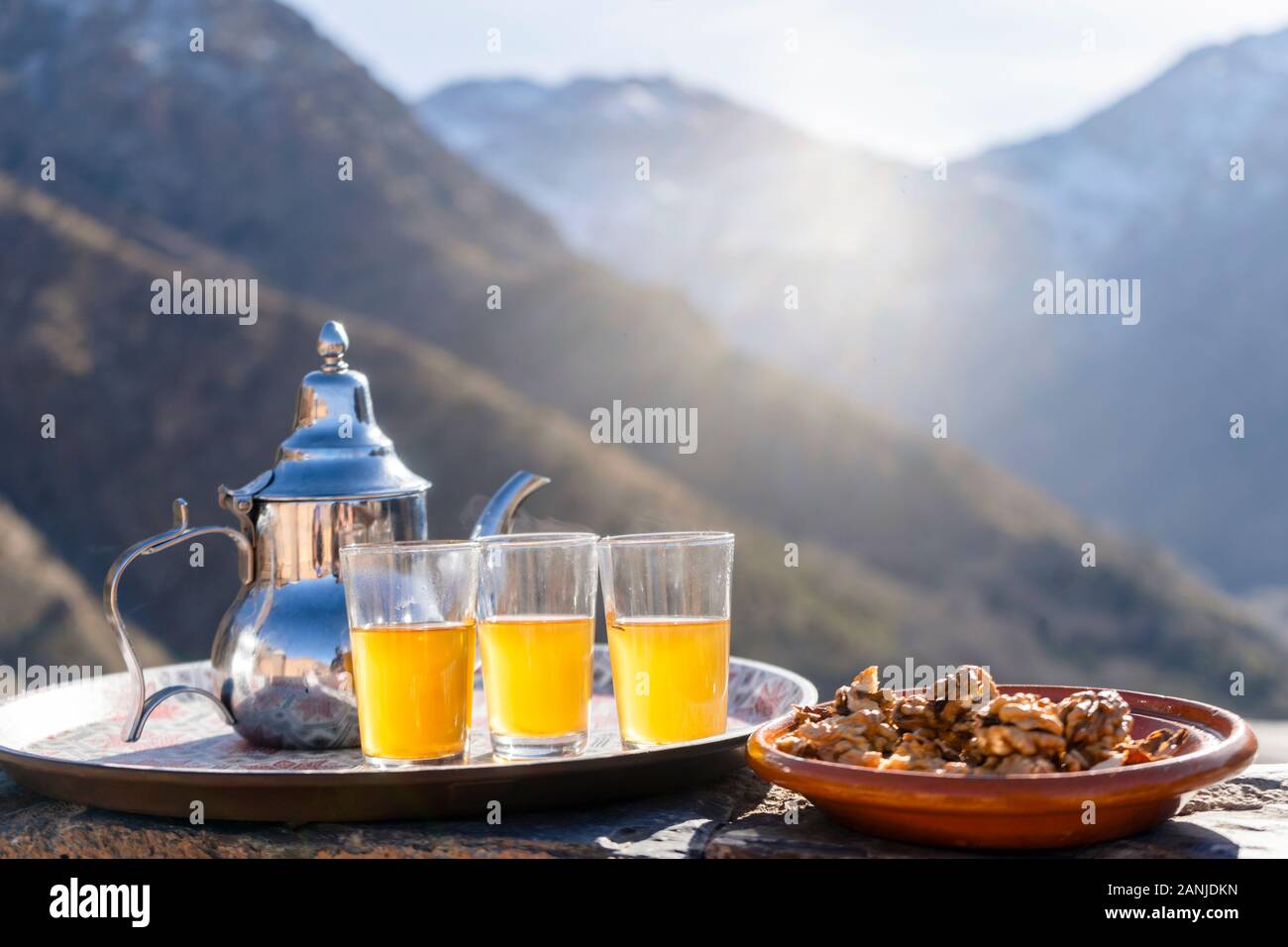 Marocchino famoso tè alla menta e bollitore d'argento in Alto Atlante, Aroumd Foto Stock