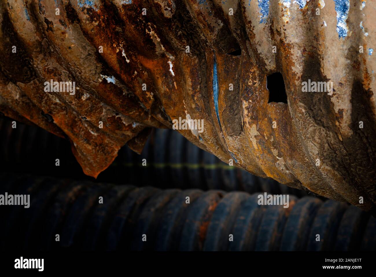 Tubo di drenaggio estratto da un canale sotterraneo di svuotamento di un RV Park nel sud Alabama. Foto Stock