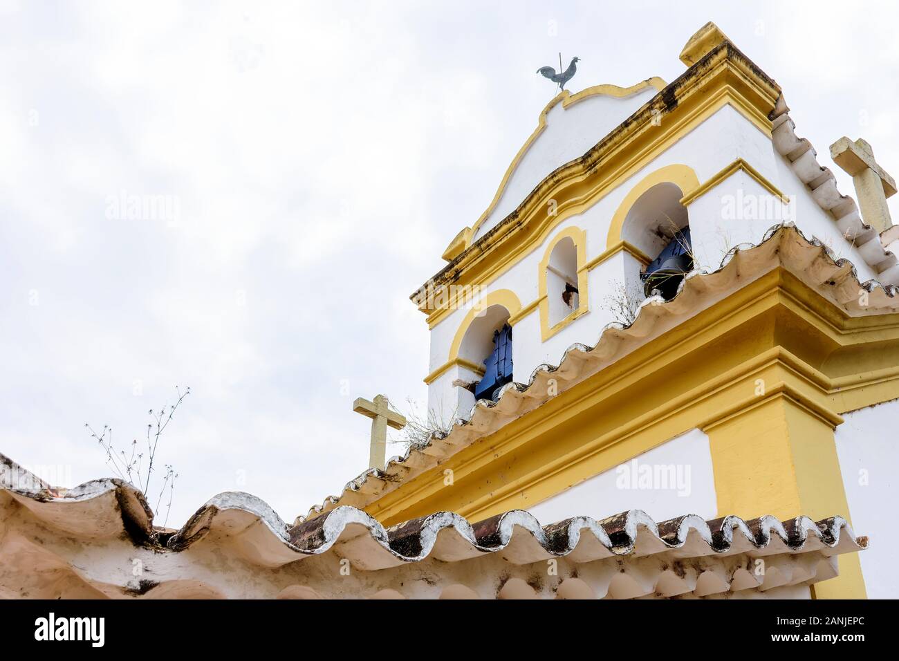 Vecchio stile coloniale chiesa cattolica del XVIII secolo situato nel centro dei famosi e storica città di Sabara nel Minas Gerais Foto Stock