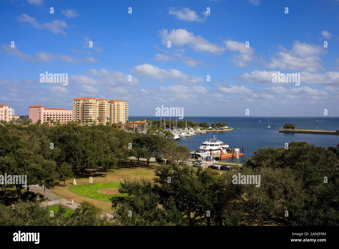Albert Whitted Park e Marina, St Petersburg, in Florida. La temperatura è aumentata nella 80's impostazione vicino ad alta record per questo tempo di anno in Florida. Foto Stock