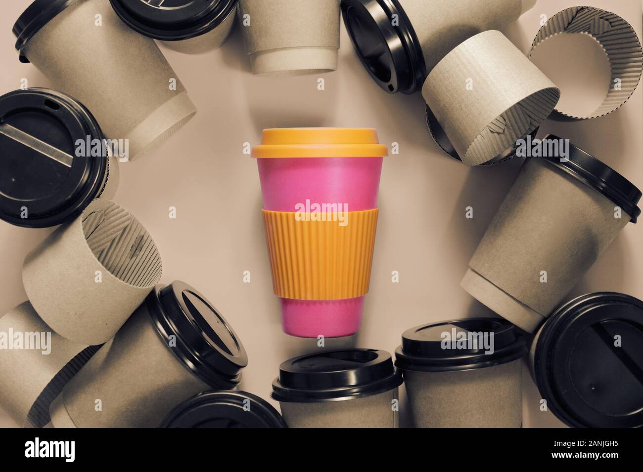 Tazza da caffè eco riutilizzabile Zero Waste Concept rispetto a più tazze di cartone monouso Foto Stock