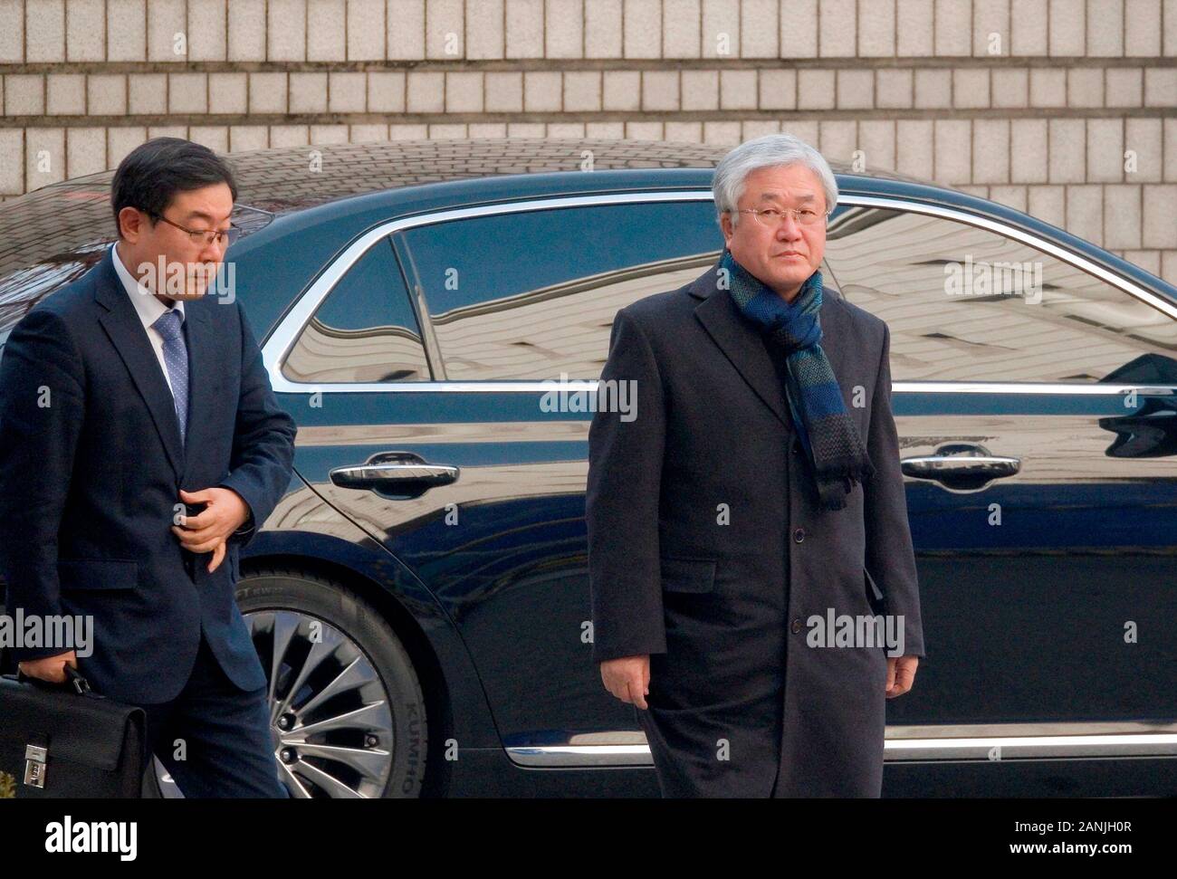 Park Sang-Jin, Jan 17, 2020 : Park Sang-Jin (R), ex presidente di Samsung Electronics arriva a Seoul Alta Corte di Seoul, Corea del Sud. Samsung Electronics Vice Presidente Lee Jae-Yong ed ex dirigenti del Gruppo Samsung ha partecipato venerdì un appello prova dopo che la Corte Suprema ha ordinato la corte di appello in agosto, 2019 a rivedere la sua sospesa di prigione per Lee Jae-Yong oltre corrompete un confidente della imprigionato ex Presidente Parco Geun-Hye i media locali hanno riferito. Credito: Lee Jae-Won/AFLO/Alamy Live News Foto Stock