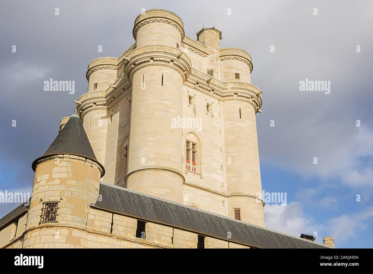 Alla base del mastio del Chateau de Vincennes, visto dalla strada Foto Stock