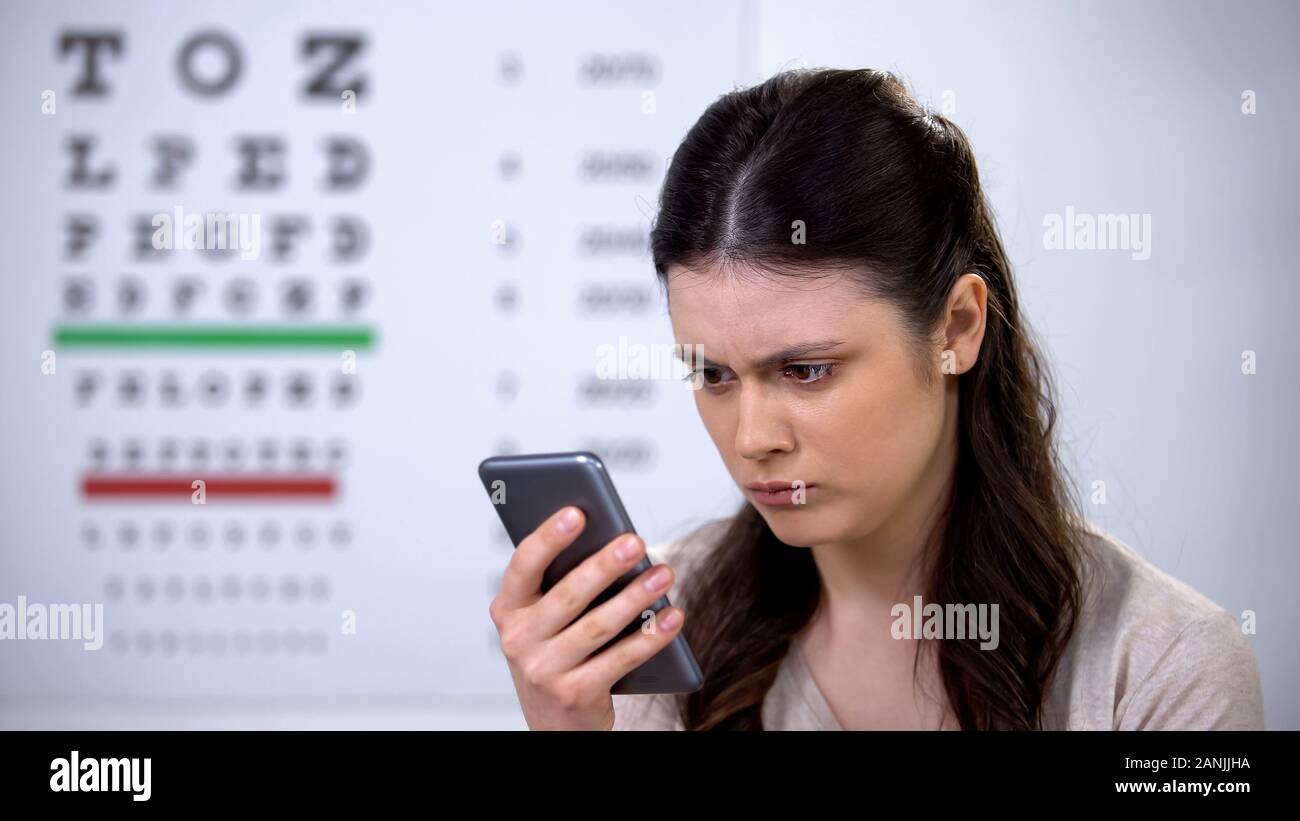 Paziente femmina rendendo appuntamento sullo smartphone e moderne tecnologie font piccoli Foto Stock