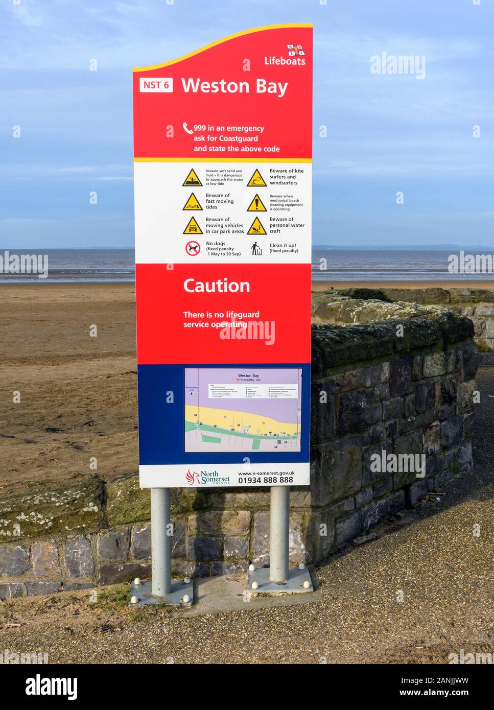 Cartello informativo su Weston Bay faggi presso Weston-Super-Mare, Somerset, Inghilterra, Regno Unito Foto Stock