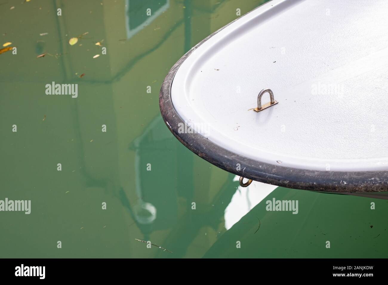 Canotto prua closeup, boat, barca a vela e la riflessione in acqua, il concetto di estate, il concetto di viaggio, viaggiare, gioia, piccole cose, natura, mare Foto Stock