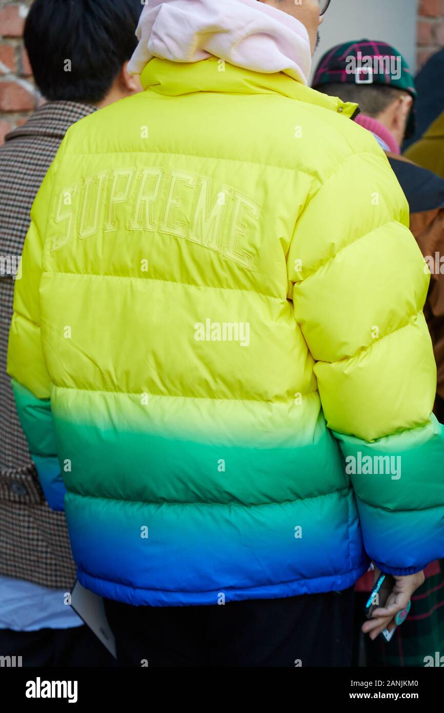 Milano, Italia - 13 gennaio 2019: l'uomo con il giallo, il verde e il blu camicia imbottita prima di Fendi fashion show, la Settimana della Moda Milanese street style Foto Stock