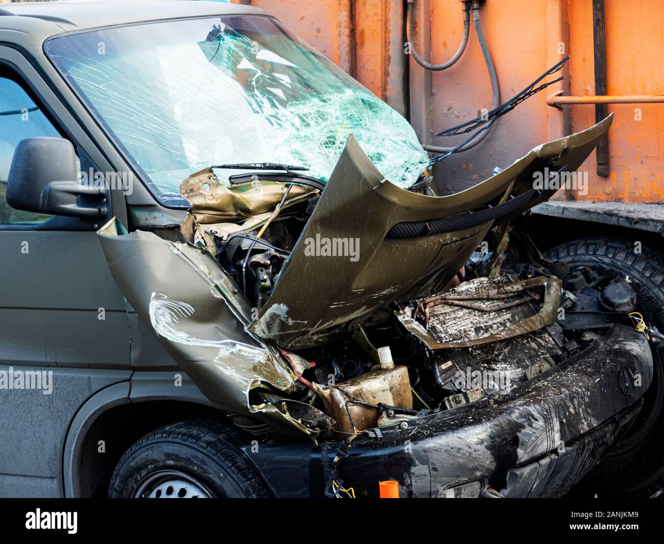 Un minivan delle forze armate dell'Ucraina ha avuto un incidente in una delle vie centrali di Boryspil, un sobborgo di Kiev. Due soldati della macchina sono stati ricoverati in ospedale. Foto Stock