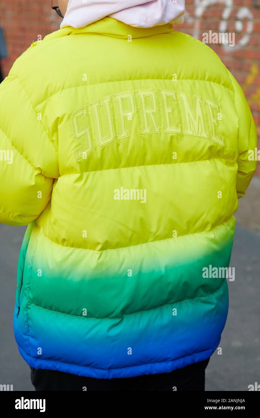 Milano, Italia - 13 gennaio 2019: l'uomo con il giallo, il verde e il blu camicia imbottita prima di Fendi fashion show, la Settimana della Moda Milanese street style Foto Stock