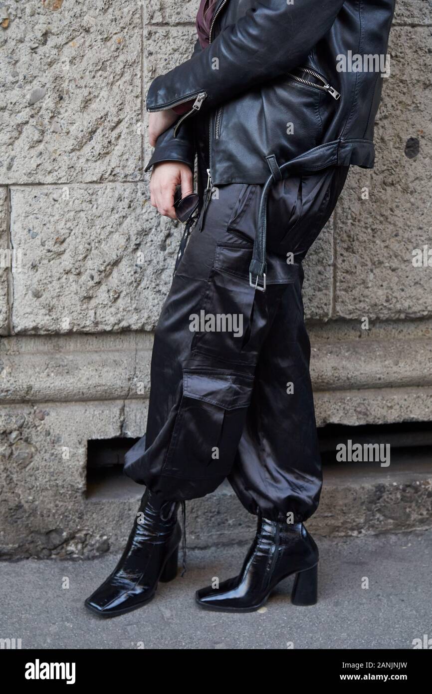 Milano, Italia - 13 gennaio 2019: Uomo con tacco alto scarpe e satin nero pantaloni prima Reshake fashion show, la Settimana della Moda Milanese street style Foto Stock