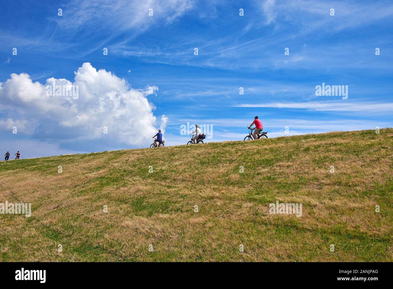 Ciclisti in bicicletta sul Seedeich a Borkum Island Foto Stock