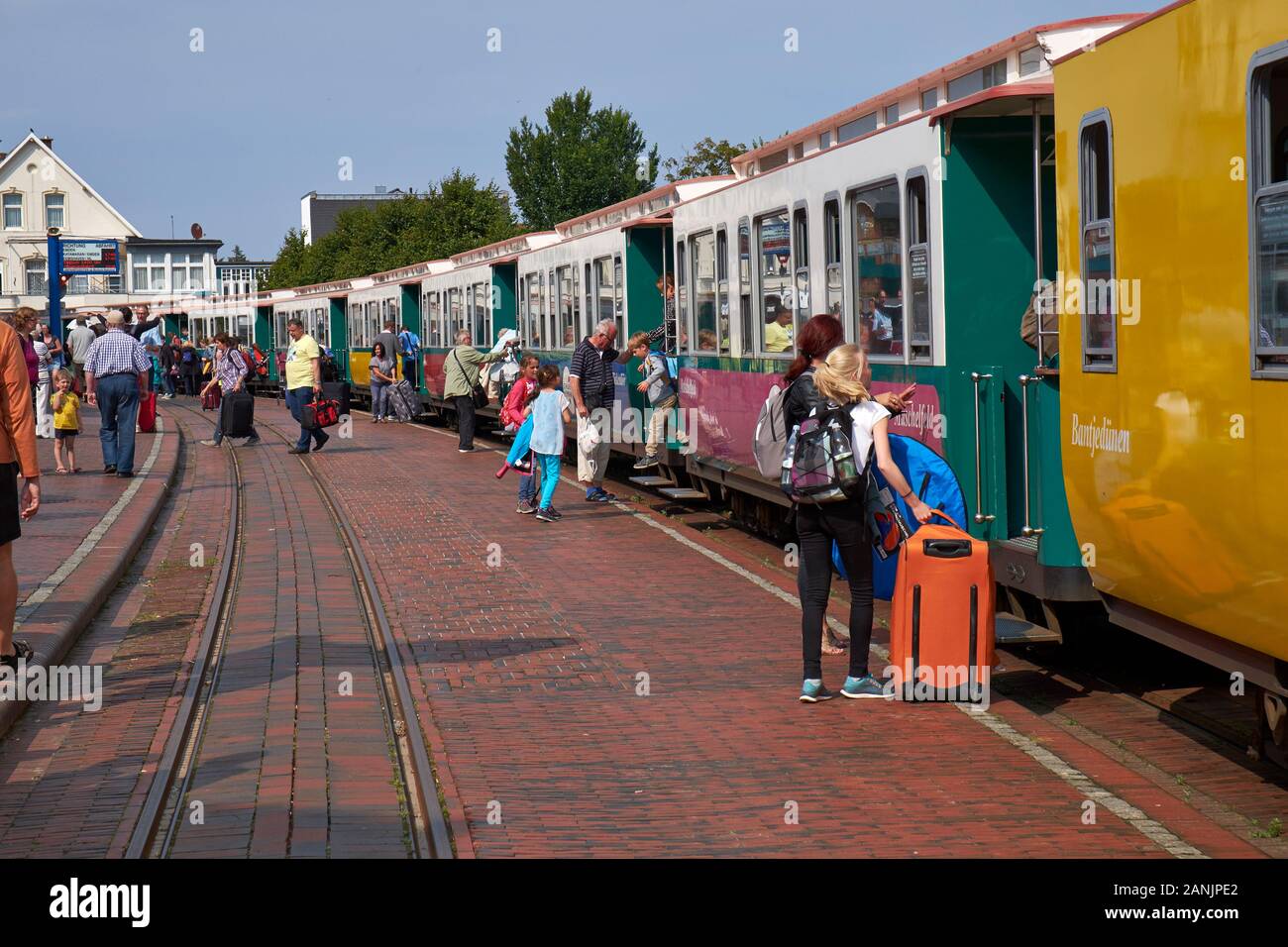 Passeggeri che salitano sulla piccola ferrovia di Borkum al capolinea nel centro di Borkum Foto Stock