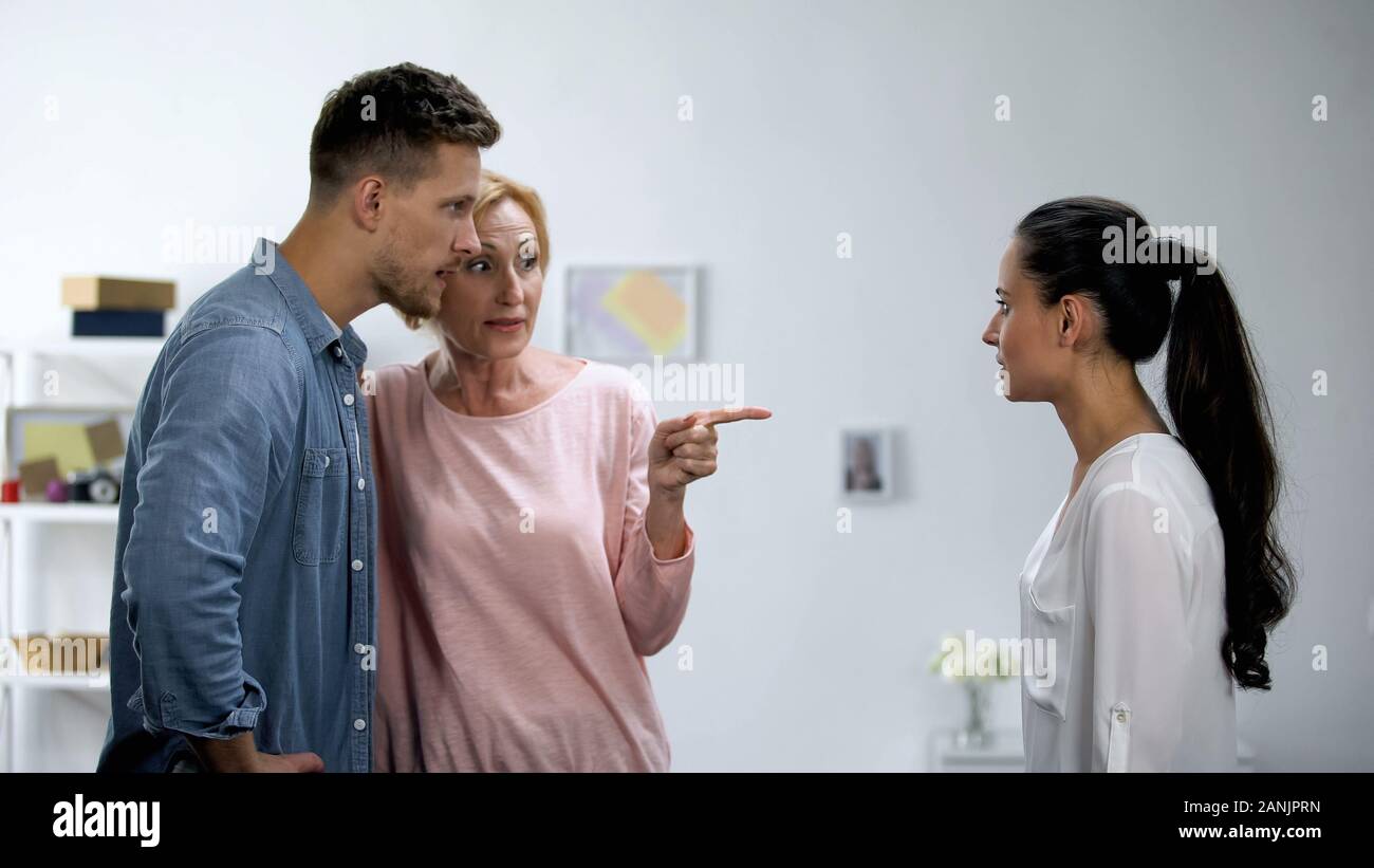 Madre di salire sul lato figlio in conflitto con la moglie, interferenza nel rapporto Foto Stock