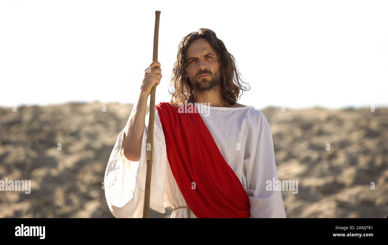 Gesù con personale di legno in piedi nel deserto, predicare la fede cristiana la conversione Foto Stock