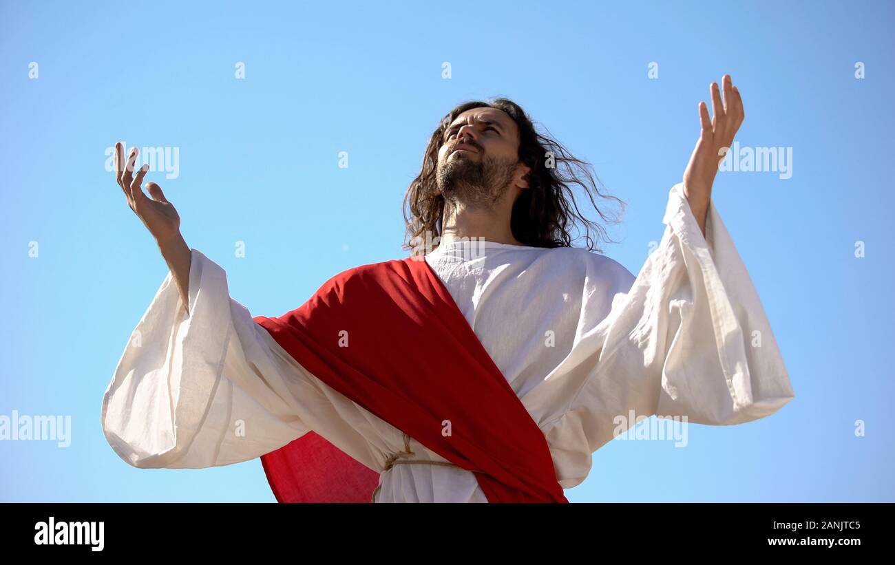 Gesù alzando le mani al cielo e pregando, risurrezione e ascensione di Cristo Foto Stock