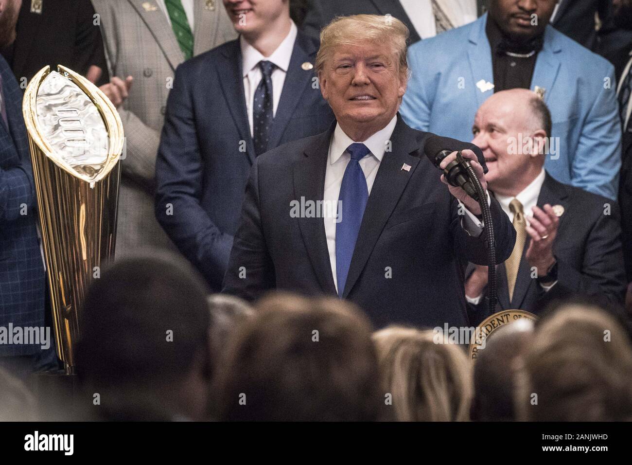 Washington, Stati Uniti. Xvii gen, 2020. Presidente Donald Trump offre un commento a un evento con il 2019 College Football campioni nazionali: Università dello stato della Louisiana Tigers in Oriente stanza della Casa Bianca di Washington, DC il Venerdì, 17 gennaio 2020. Foto di Sarah Silbiger/UPI Credito: UPI/Alamy Live News Foto Stock