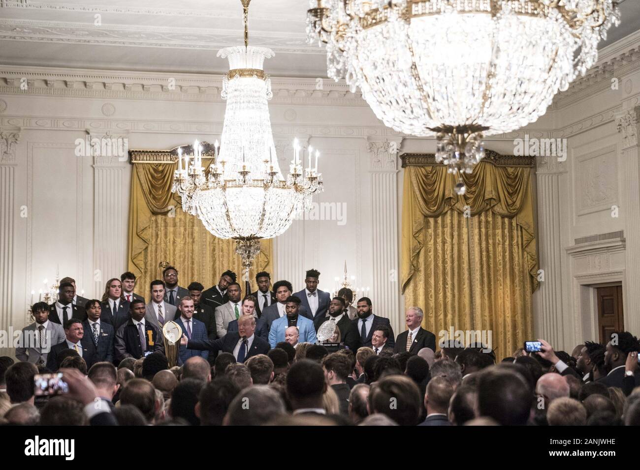 Washington, Stati Uniti. Xvii gen, 2020. Presidente Donald Trump offre un commento a un evento con il 2019 College Football campioni nazionali: Università dello stato della Louisiana Tigers in Oriente stanza della Casa Bianca di Washington, DC il Venerdì, 17 gennaio 2020. Foto di Sarah Silbiger/UPI Credito: UPI/Alamy Live News Foto Stock