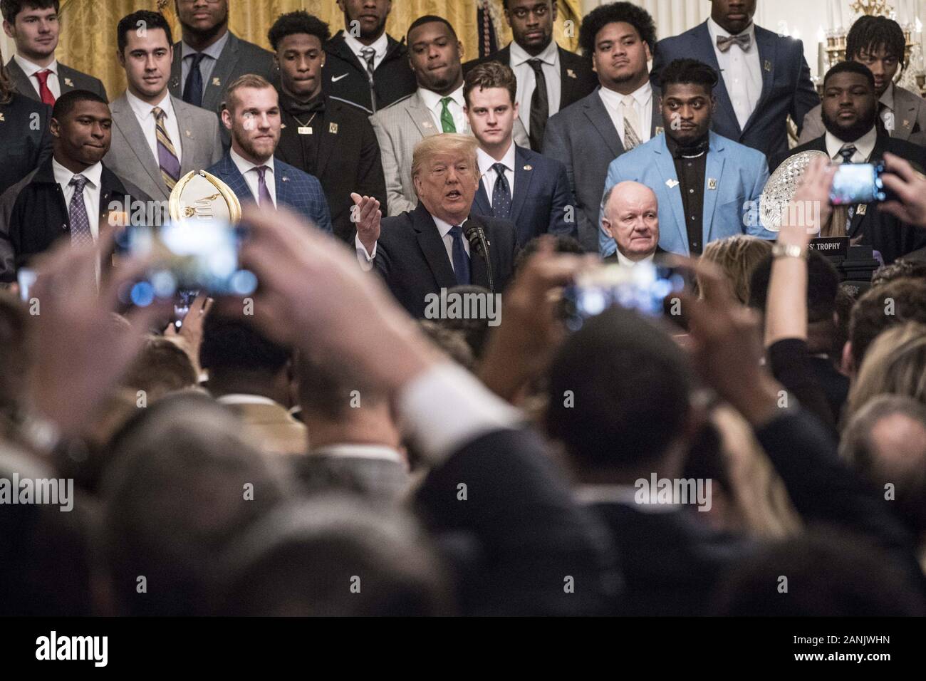 Washington, Stati Uniti. Xvii gen, 2020. Presidente Donald Trump offre un commento a un evento con il 2019 College Football campioni nazionali: Università dello stato della Louisiana Tigers in Oriente stanza della Casa Bianca di Washington, DC il Venerdì, 17 gennaio 2020. Foto di Sarah Silbiger/UPI Credito: UPI/Alamy Live News Foto Stock
