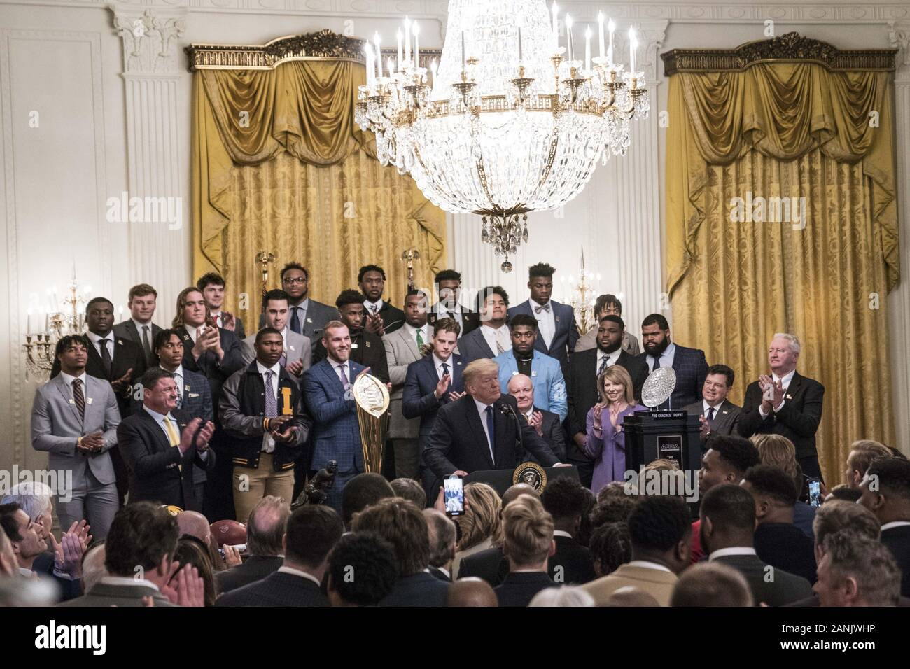 Washington, Stati Uniti. Xvii gen, 2020. Presidente Donald Trump offre un commento a un evento con il 2019 College Football campioni nazionali: Università dello stato della Louisiana Tigers in Oriente stanza della Casa Bianca di Washington, DC il Venerdì, 17 gennaio 2020. Foto di Sarah Silbiger/UPI Credito: UPI/Alamy Live News Foto Stock