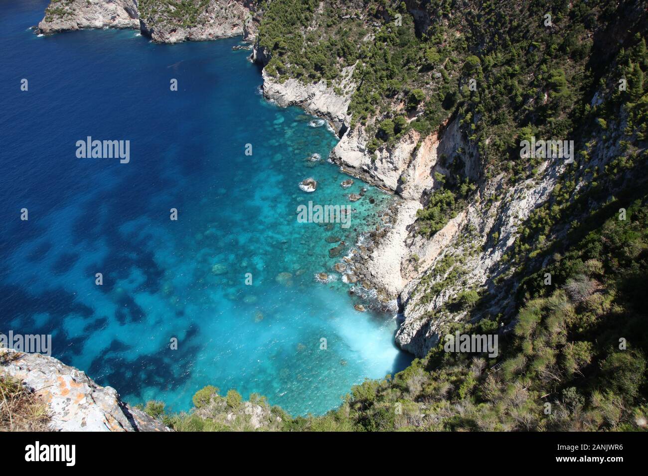 Splendida vista panoramica sulla scogliera e sul bordo roccioso, con acque turchesi e cristalline a Kambi, Zante o Zante, isole ioniche, Grecia Foto Stock