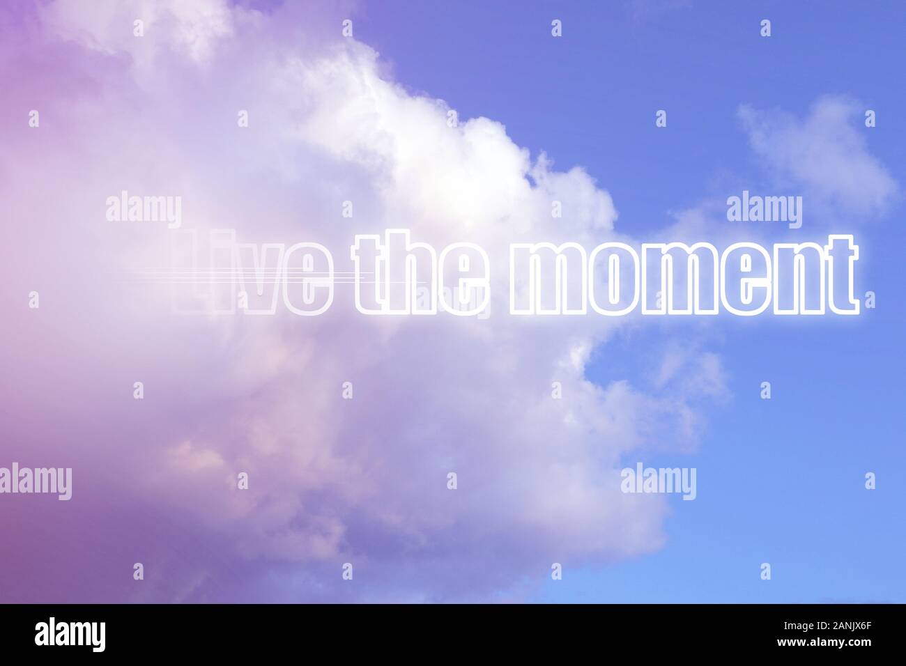 Un suscitando motivazione preventivo e di vivere il momento. incandescente contro una bella rosa e azzurro nuvola in cielo Foto Stock