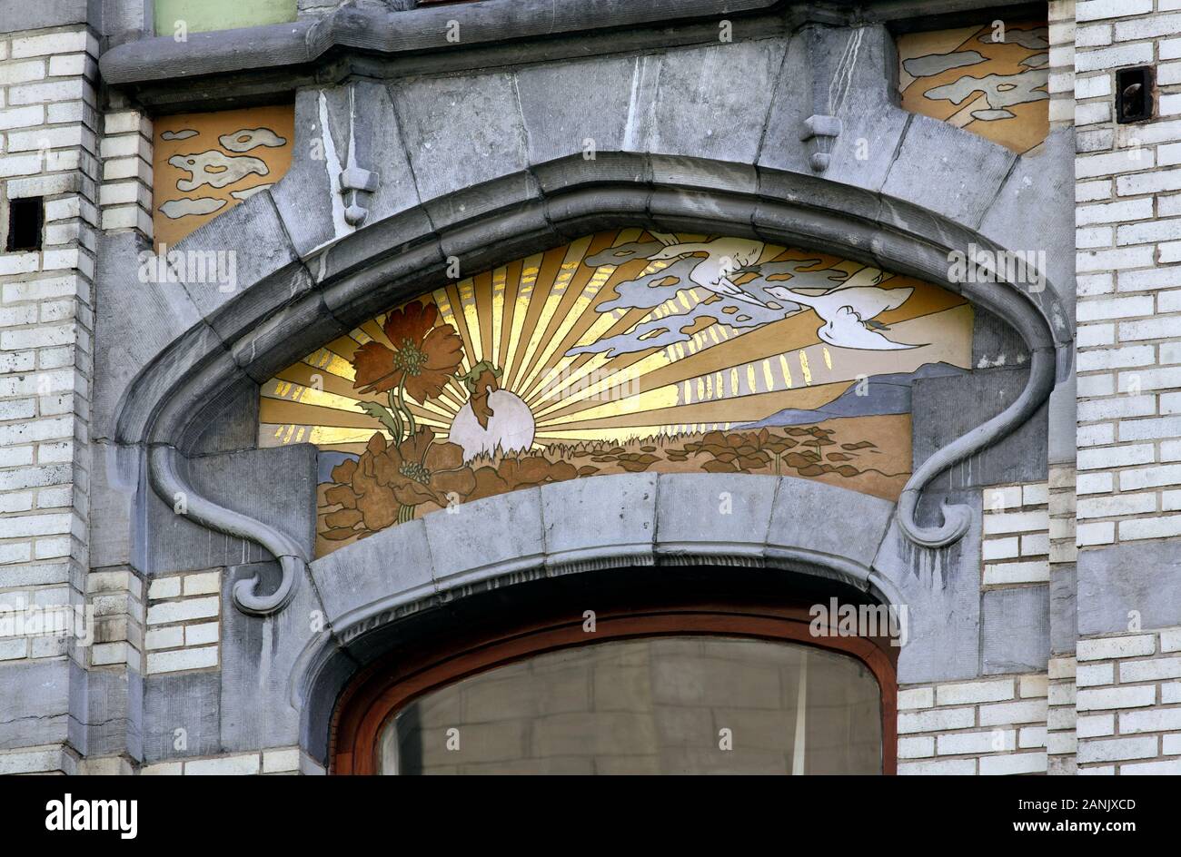 Art Nouveau muratura in pietra e opera su un edificio di Bruxelles. Foto Stock