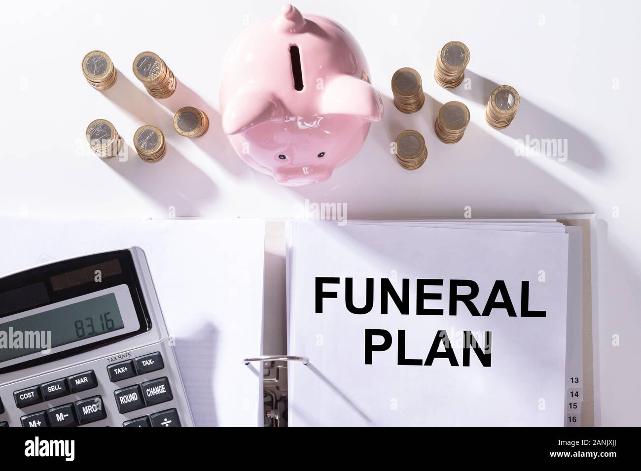Piano funebre Papers, la pila di monete e calcolatrice Foto Stock
