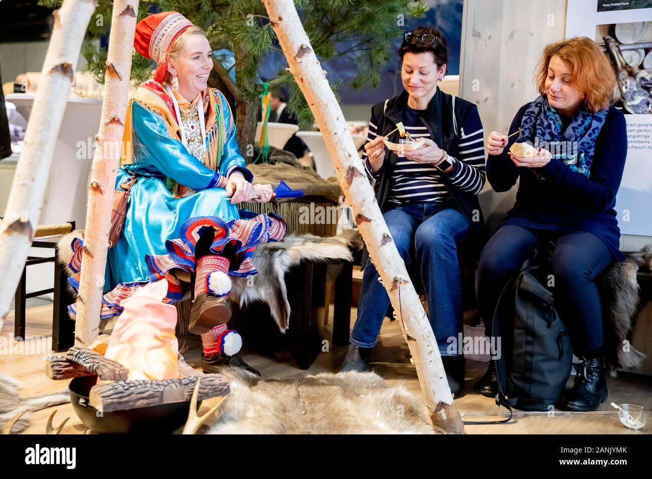 Berlino, Germania. Xvii gen, 2020. Elen (l-r), Silke e Nicole sono seduti su un piedistallo norvegese con un fuoco artificiale a livello internazionale la Settimana verde. Alla più grande fiera mondiale di prodotti alimentari, agricoltura e orticoltura si svolgerà dal 17 al 26 gennaio 2020. Credito: Christoph Soeder/dpa/Alamy Live News Foto Stock