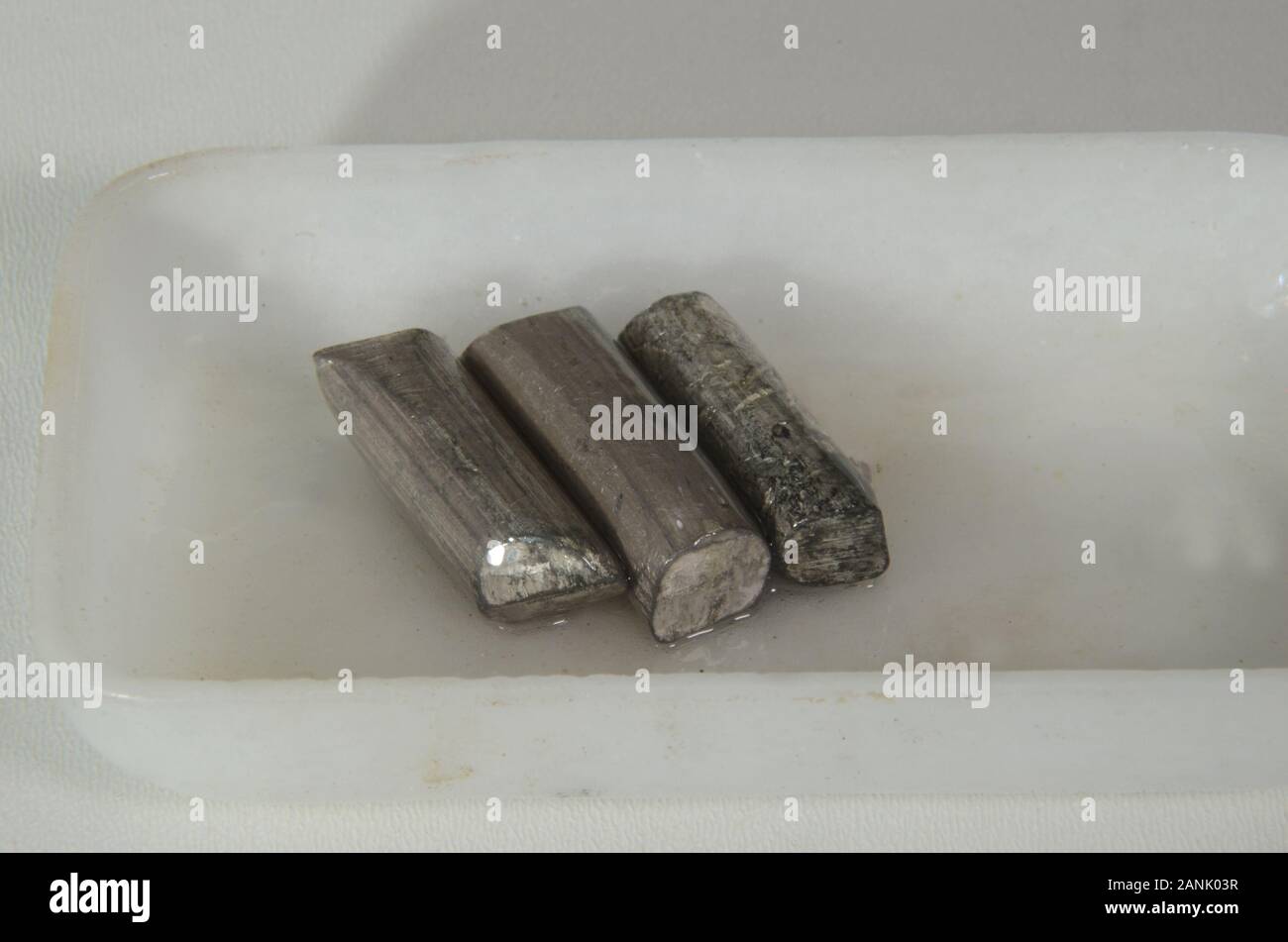 Primo piano su campioni dell'elemento metallico litio (Li) Il campione deve rimanere coperto di olio per evitare la corrosione. Foto Stock