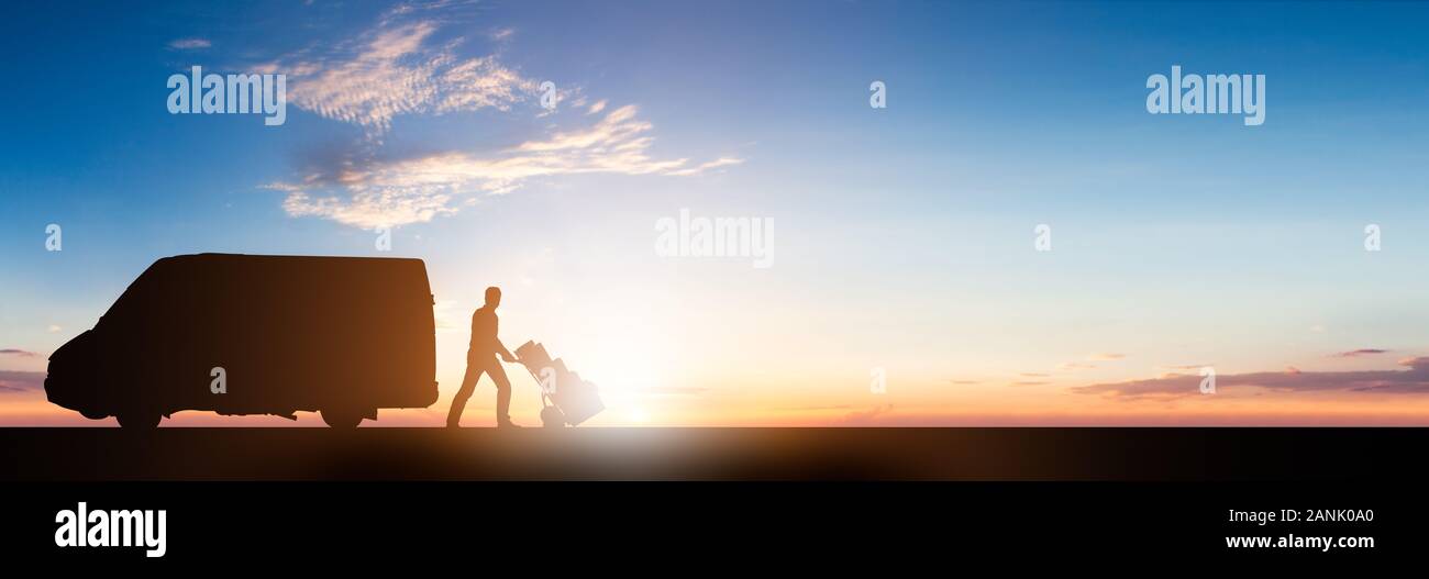 Silhouette di corriere per la consegna con scatole di cartone su carrello in prossimità del Van al tramonto Foto Stock