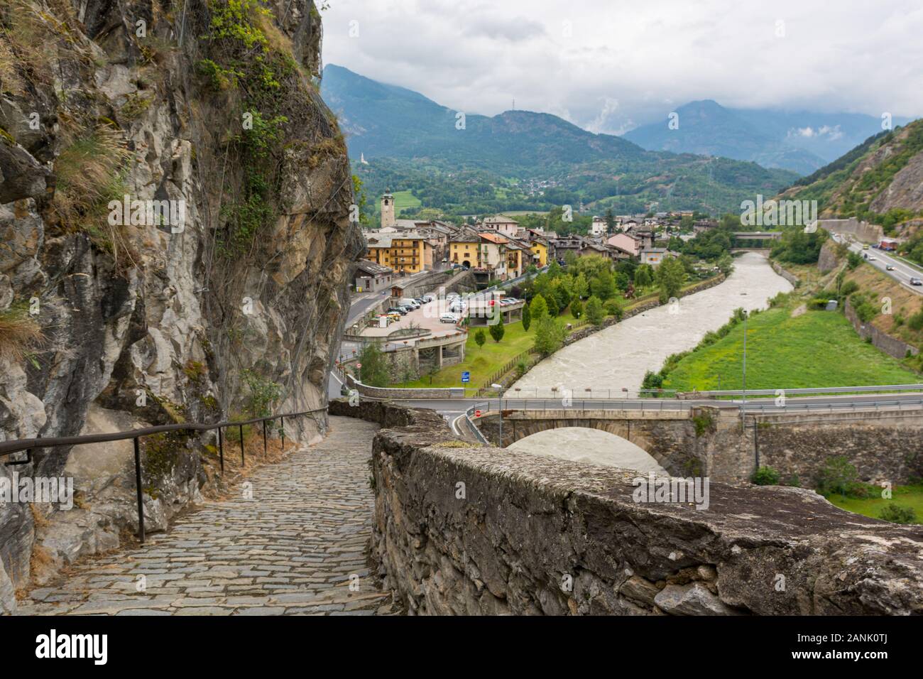 Lastricato in pietra percorso scendendo in Italiano antico paese di montagna. Foto Stock