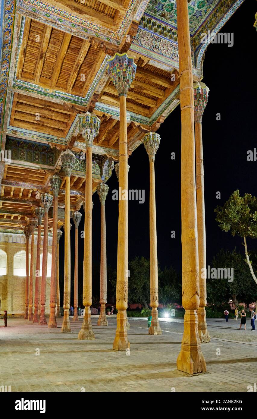 Night Shot di colonne illuminato del bolo Hovuz moschea o Bolo Hauz moschea, Bukhara, Uzbekistan in Asia centrale Foto Stock