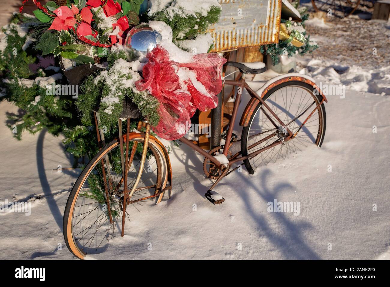 Paesaggio Immagini Natalizie Vintage.Un Vintage Arrugginita Bicicletta Mens Decorata Con Fiocco Rosso E Verde Rami Di Alberi All Aperto Su Una Coperta Di Neve La Massa In Un Paesaggio Di Natale Foto Stock Alamy