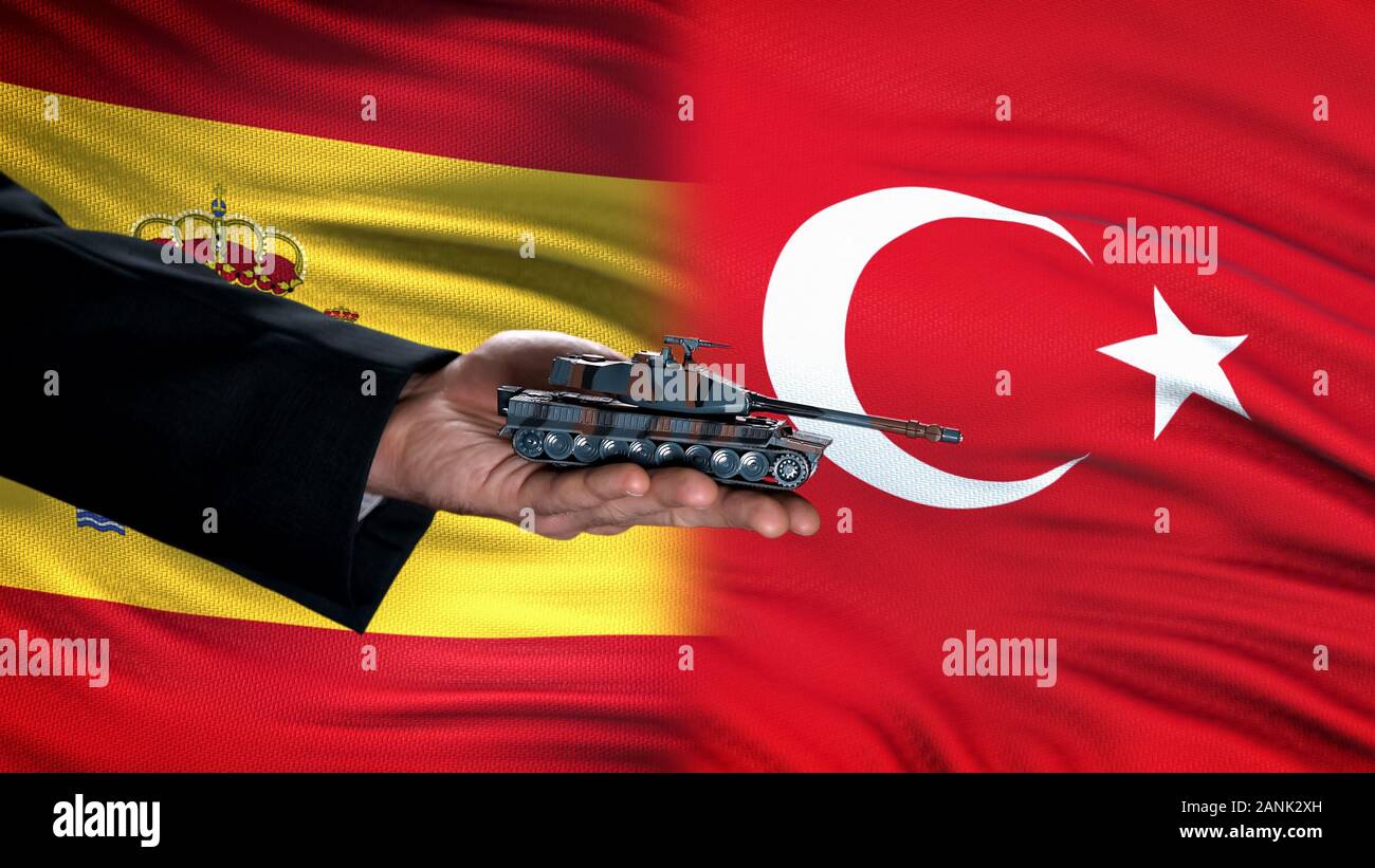 Gazzetta mano azienda toy serbatoio contro la Spagna e Bandiera della Turchia, il commercio di armi Foto Stock