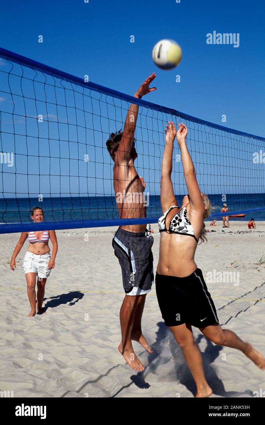 Beachvolleyball sulla spiaggia di Skanör, Skane, Schonen, Svezia, Scandinavia, Europa Foto Stock