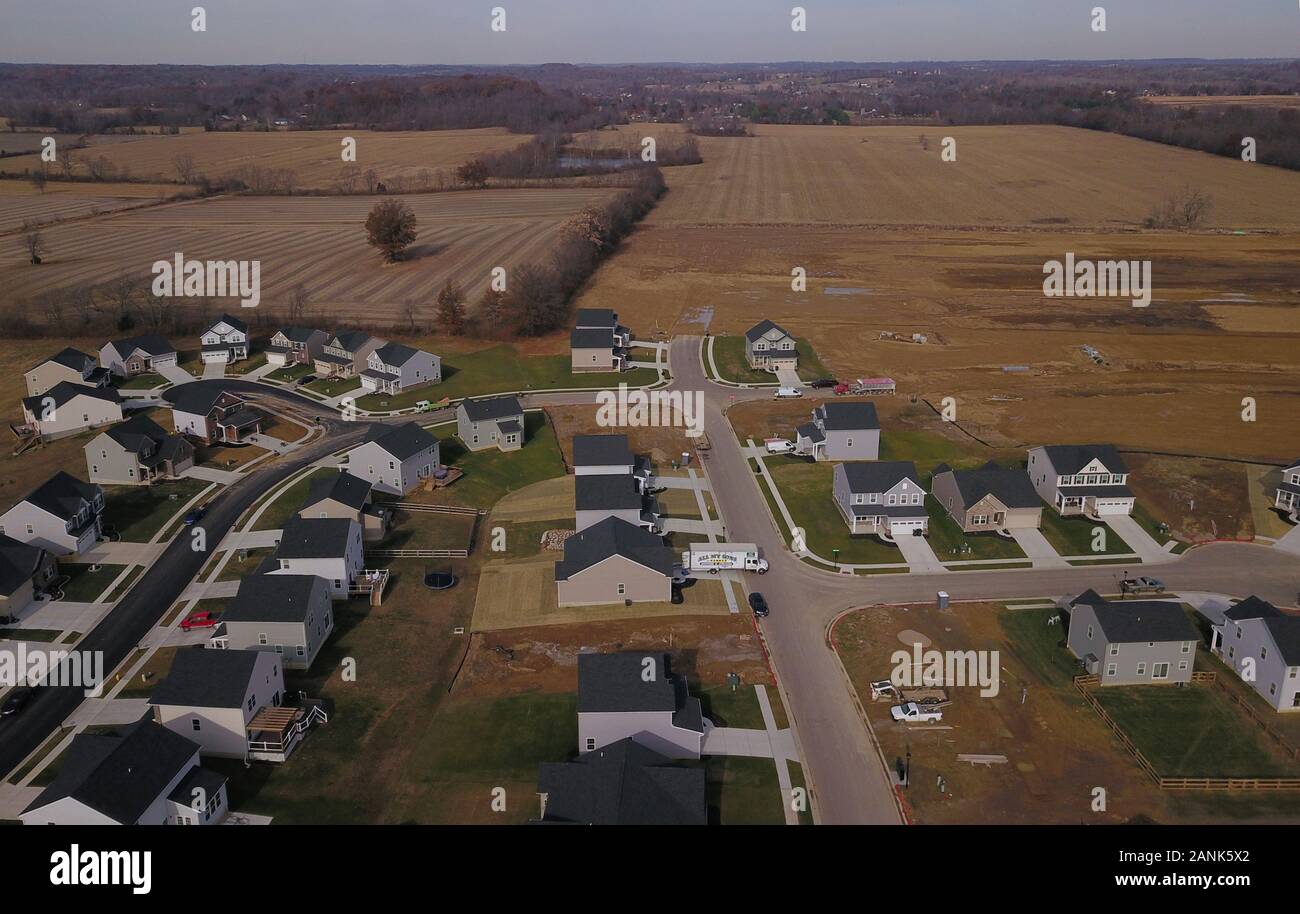 Antenna drone Home quartiere costruzione convertito in campo di Fattoria di Ohio Foto Stock