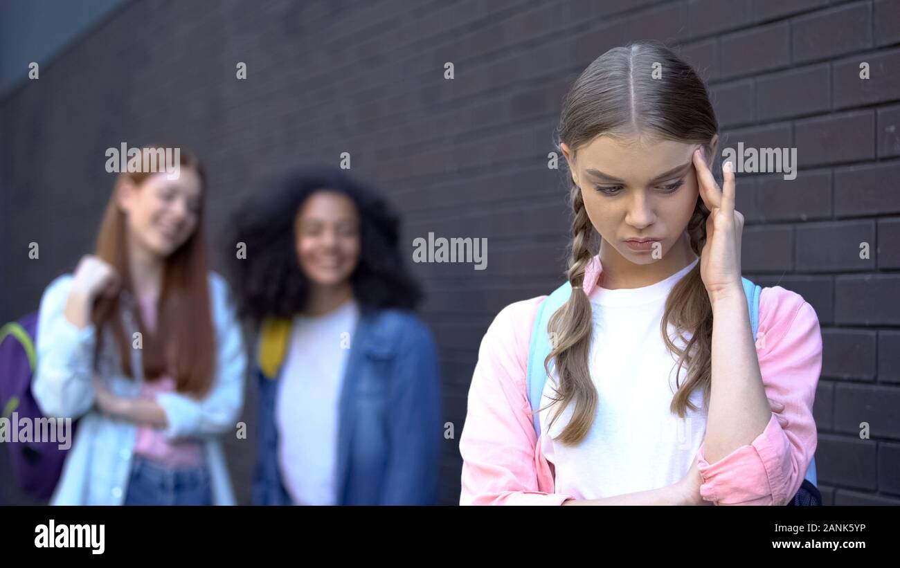 Umiliati allievo sofferenza compagni di classe il bullismo sul cortile, traumi psicologici Foto Stock