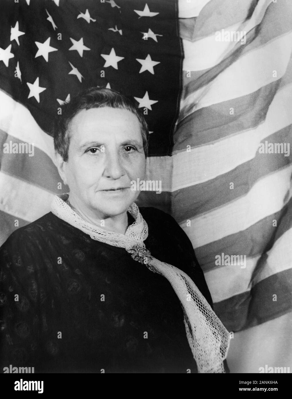 Half-Length Ritratto di Gertrude Stein (1874-1946), American figura letteraria, fotografia di Carl Van Vechten, Gennaio 1935 Foto Stock