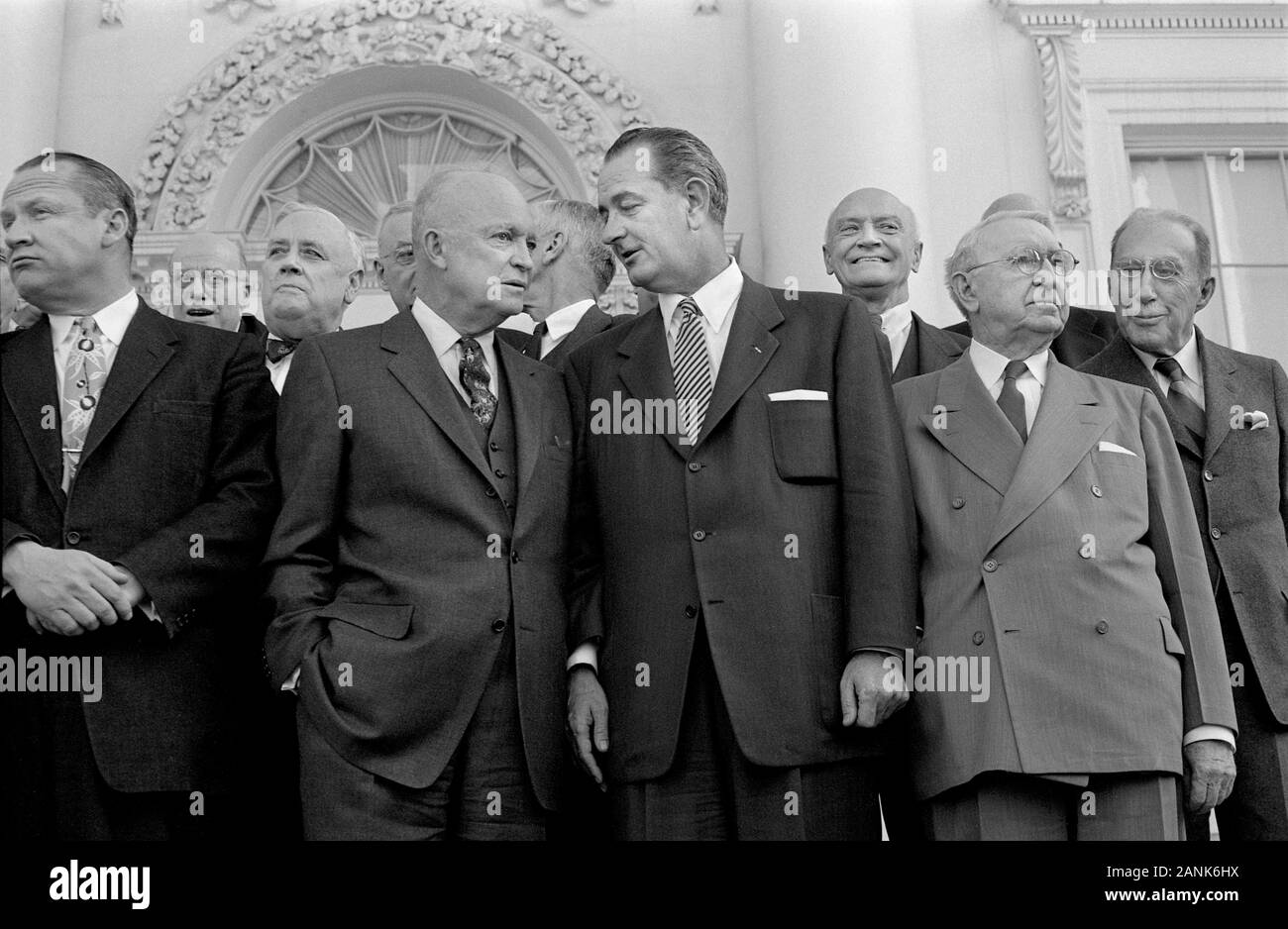 Stati Uniti Presidente Dwight D. Eisenhower in piedi con Lyndon B. Johnson (centro), John Foster Dulles (destra) e gli altri ospiti durante il pranzo bipartisan, alla Casa Bianca di Washington, D.C., USA, foto di Thomas J. O'Halloran, Marzo 31, 1955 Foto Stock