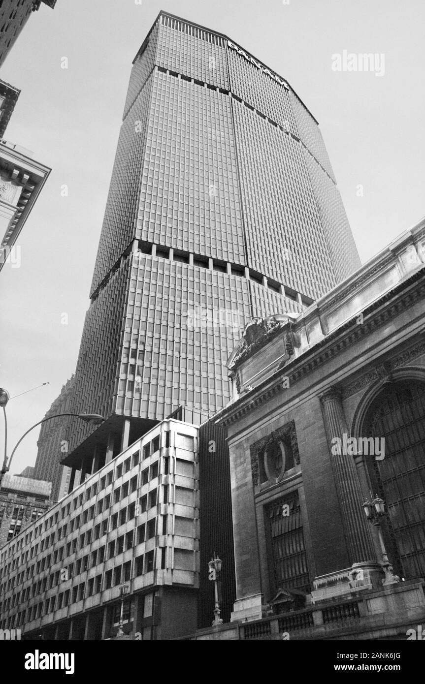 Basso angolo vista della Pan Am Building, più tardi conosciuto come MetLife Building, New York New York, Stati Uniti d'America, foto di Thomas J. O'Halloran, 1974 Foto Stock
