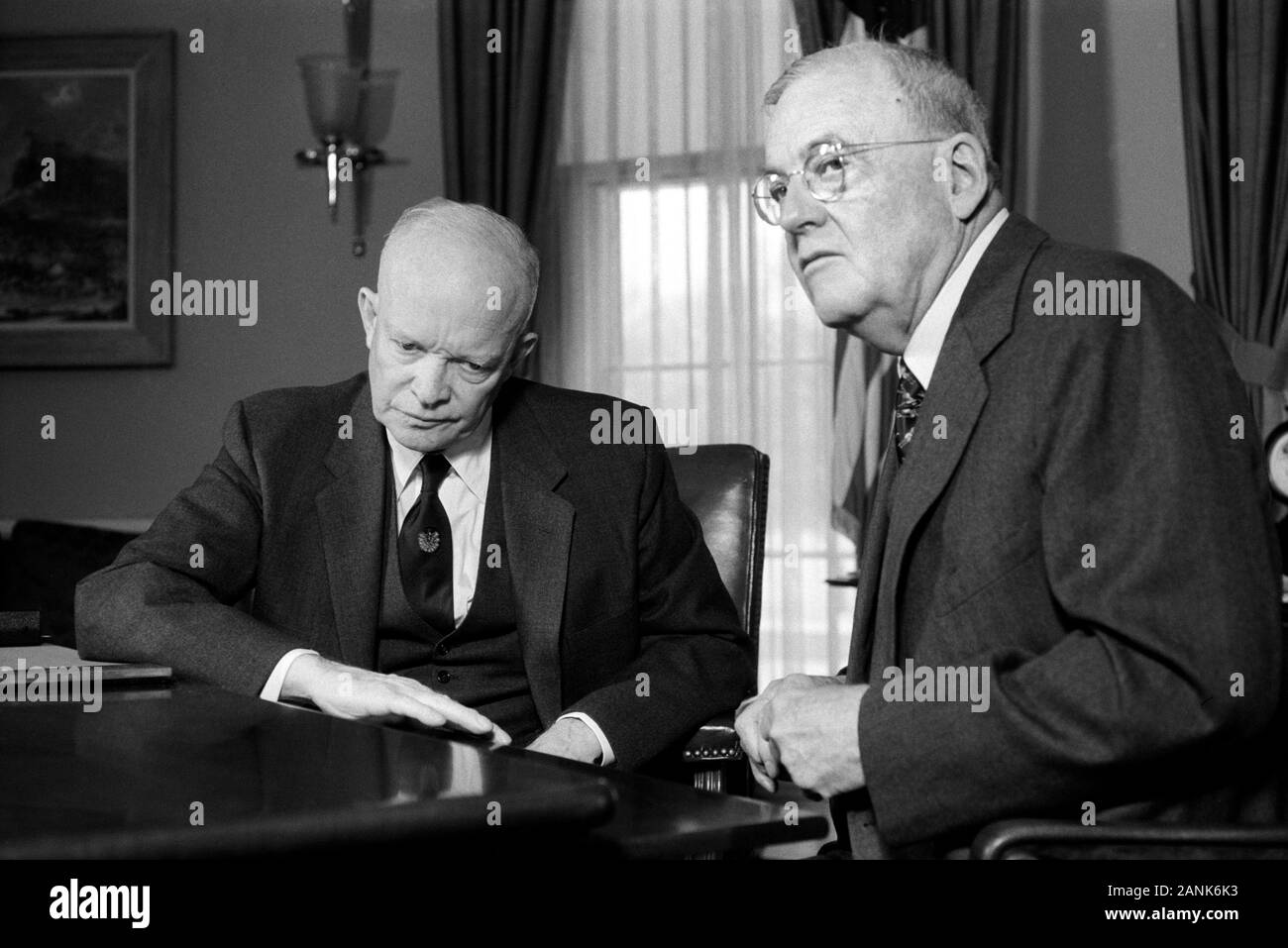 Stati Uniti Presidente Dwight D. Eisenhower con U.S. Il segretario di Stato John Foster Dulles (a destra) nell'Ufficio Ovale, alla Casa Bianca di Washington, D.C., USA, fotografia di Marion S. Trikosko, Dicembre 11, 1957 Foto Stock