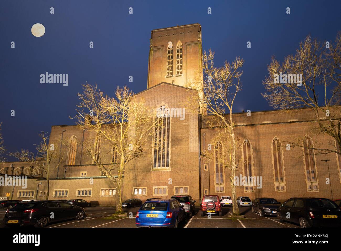 Cattedrale di Guildford di notte con la luna piena, Surrey, Regno Unito Foto Stock