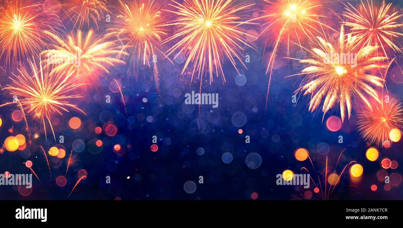 2020 Trendy Phantom Blue E Lush Lava Colors Fireworks Display Celebration Foto Stock