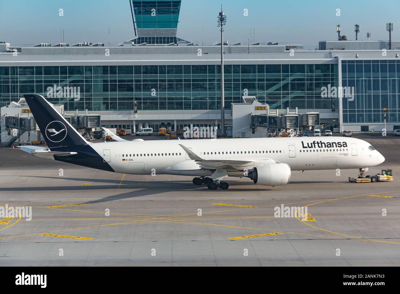 Monaco di Baviera, Germania - 17 Gennaio 2020: Lufthansa Airbus A350 aereo all'aeroporto di Monaco (MUC) in Germania. Airbus è un costruttore di aeromobili da Toulous Foto Stock