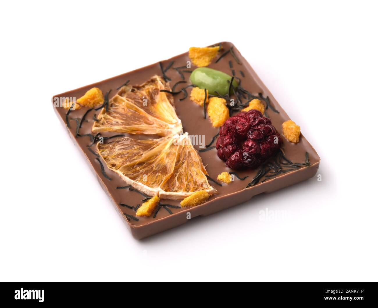 Craft barra di cioccolato con arancia secca e blackberry isolato su bianco Foto Stock