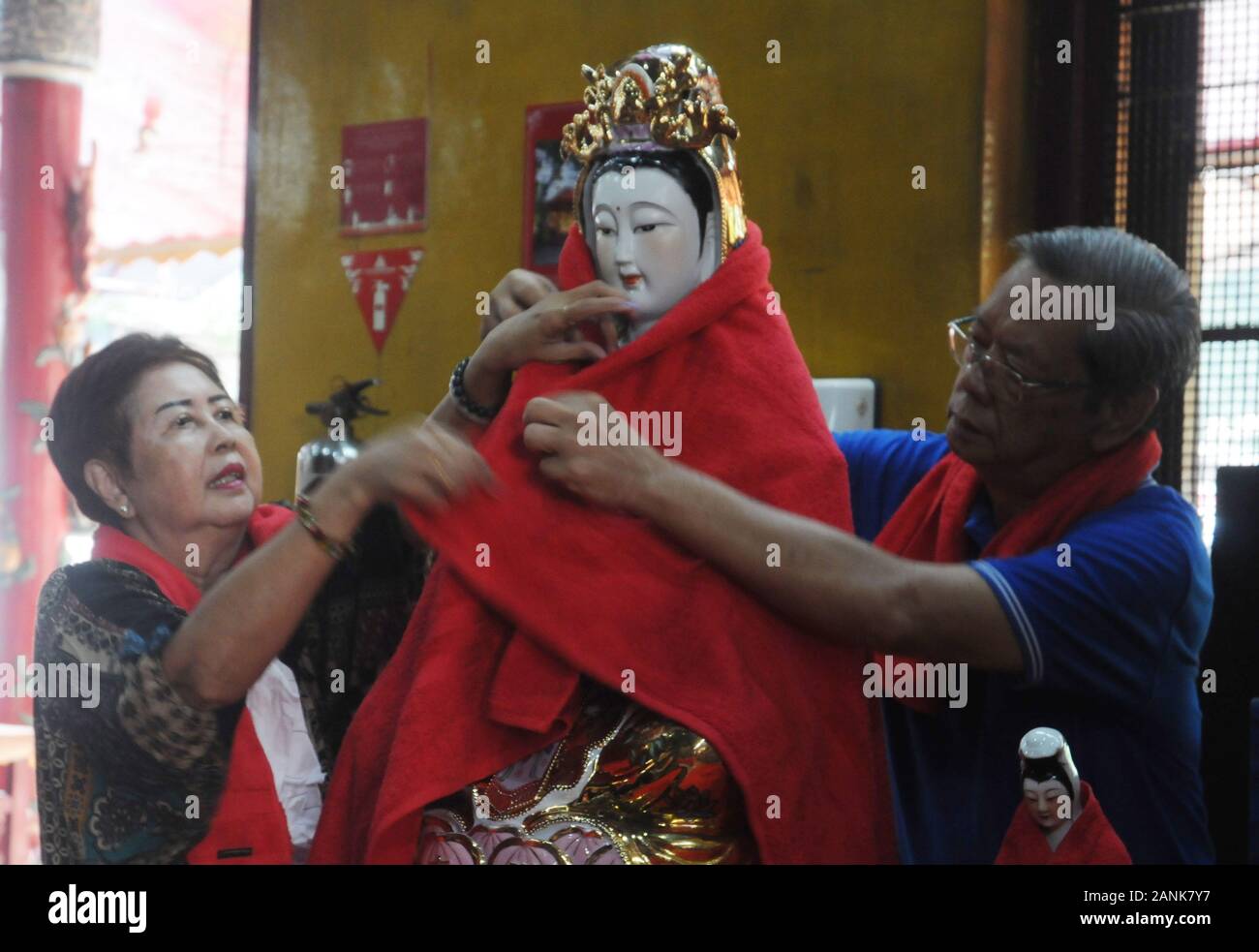 Jakarta, Indonesia. Xvii gen, 2020. I residenti di discendenza cinese bagnarsi statue o immagini di dei e dee e ripulire la preghiera varie apparecchiature al Amurva Bhumi tempio, area Kasablanka di Giacarta, a gennaio, 17, 2020. La tradizione che si effettua ogni anno prima del nuovo anno cinese è creduto per aggiungere alla solenne celebrazione e processione liscia di preghiere eseguita da cittadini cinesi. Credito: Dasril Roszandi/ZUMA filo/ZUMAPRESS.com/Alamy Live News Foto Stock