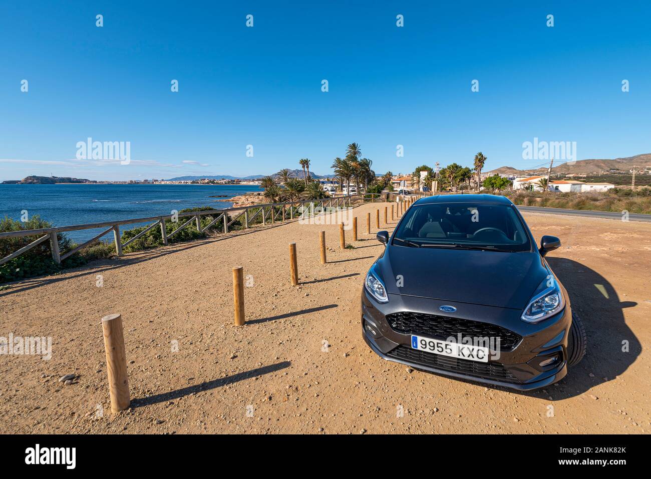 Ford Fiesta auto a noleggio da Playa del Mojon, Isla Plana, Murcia, Costa Calida, Spagna UE. Spiaggia sul Mediterraneo vicino a Cartagena e Puerto de Mazarron Foto Stock