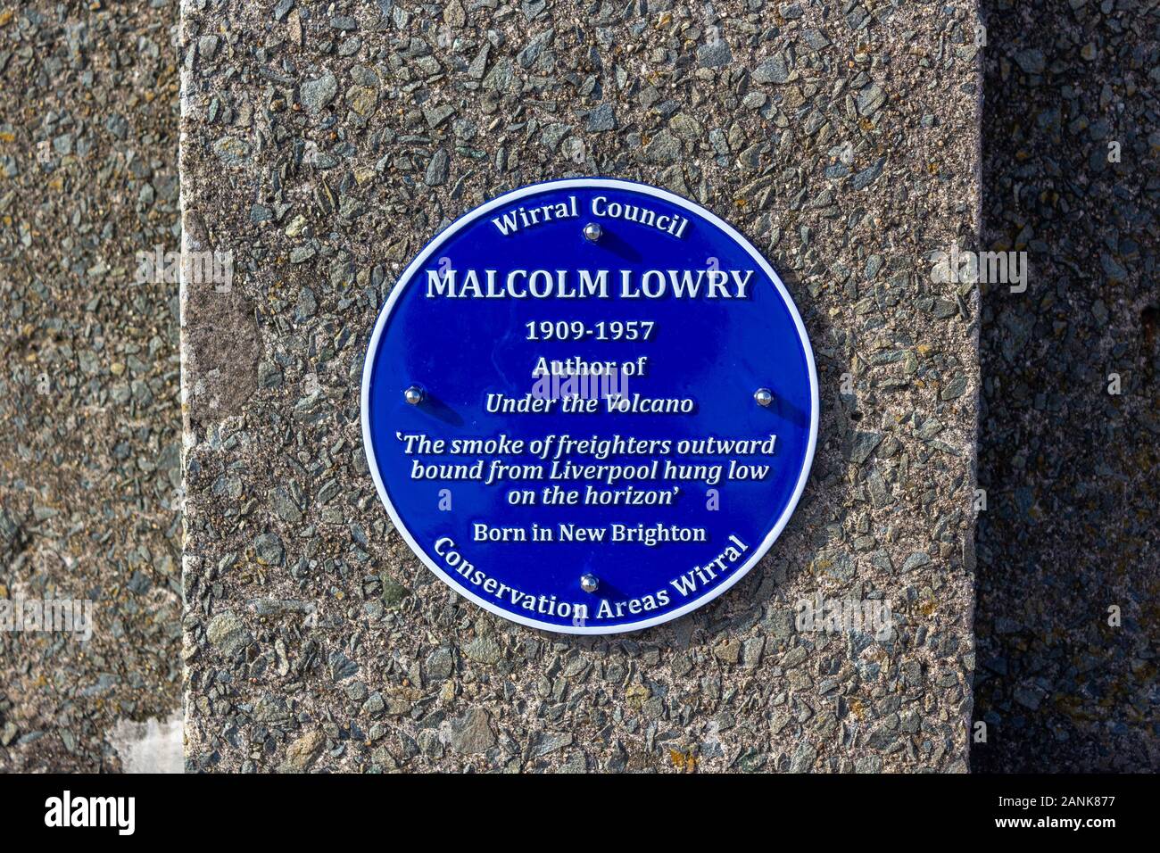 Malcolm Lowry blu commemorative plaque, autore di Sotto il vulcano, sul lungomare a parete, New Brighton, Wirral Foto Stock