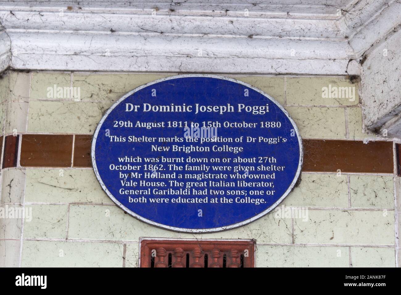 Dr. Dominic Giuseppe Poggi targa blu memorial disco sulla rivista promenade shelter, New Brighton, Wirral Foto Stock